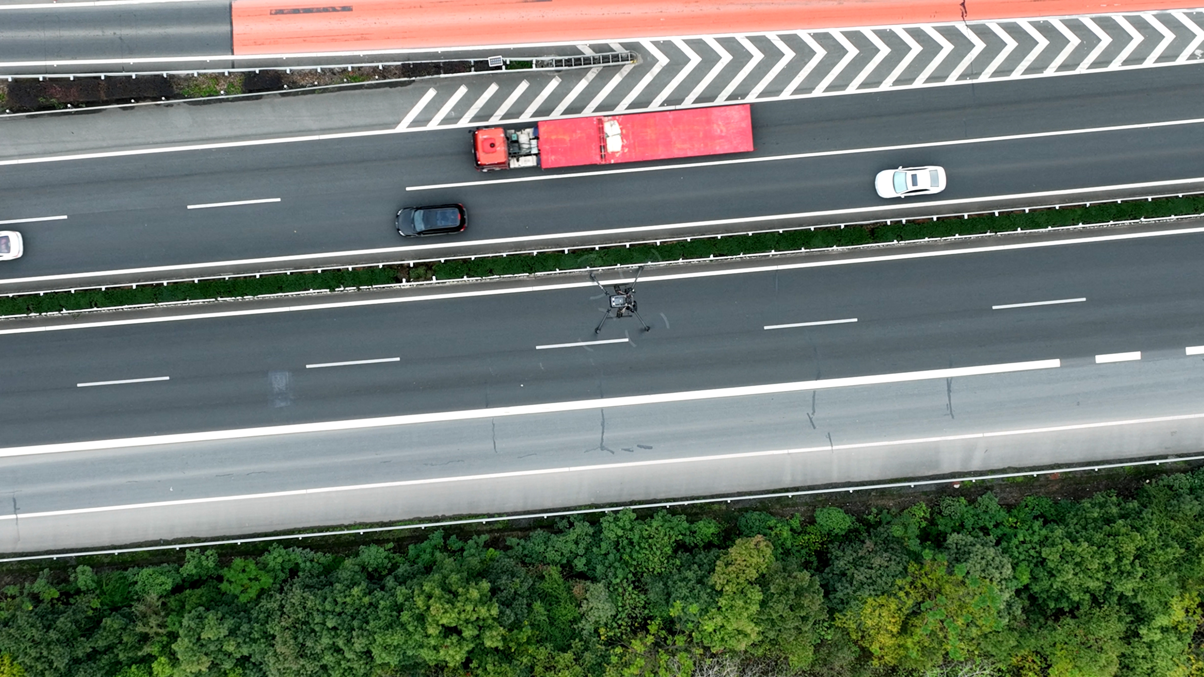 交通無(wú)人機(jī)的應(yīng)用與優(yōu)勢(shì)，推動(dòng)智慧交通管理革新